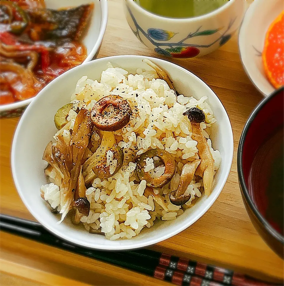 グリーンオリーブとキノコの炊き込みご飯|アスママさん