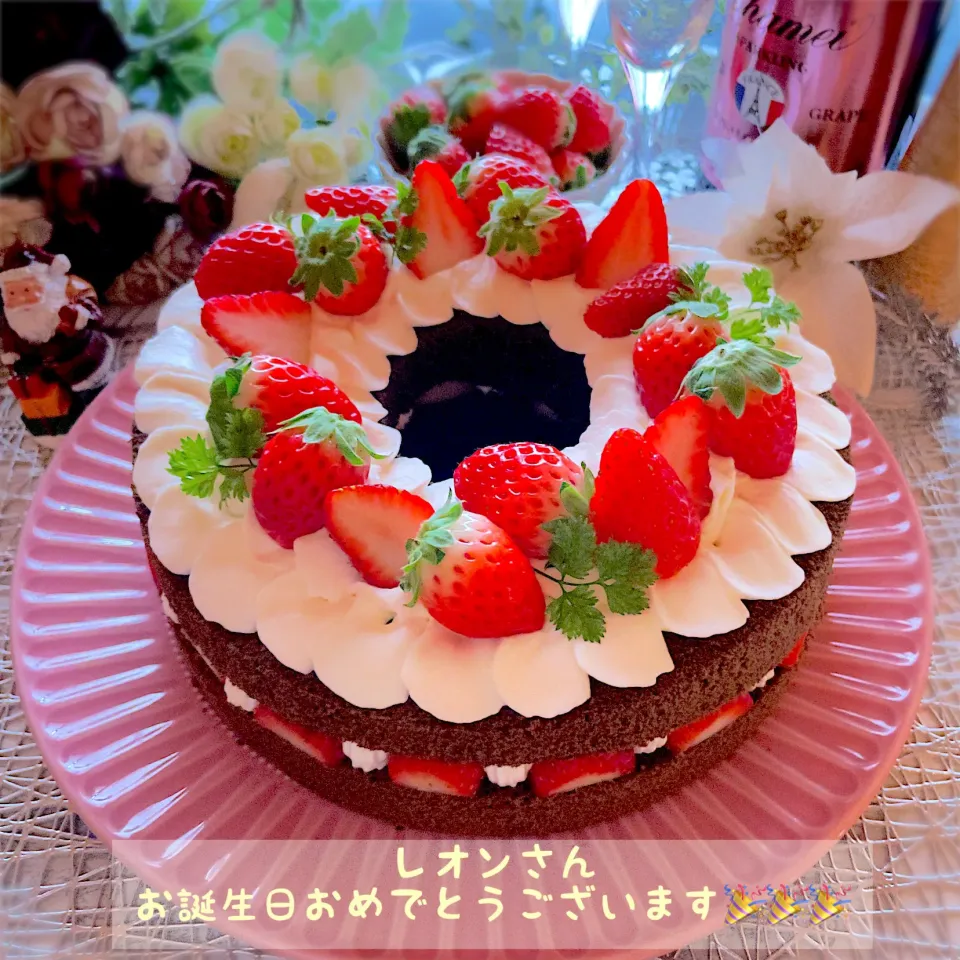 ストロベリー🍓チョコシフォンケーキです(∩´∀`∩)💕レオンさん、お誕生日おめでとうケーキです🎉🎉🎉|sucreroomさん