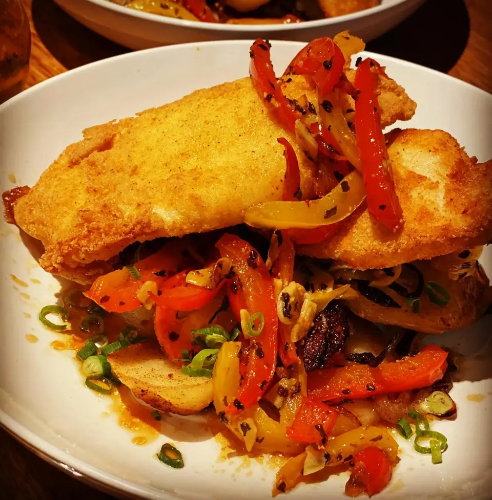 Cajun Fried Cod Fillets served on top of Sliced Sweet & Spicy Peppers with Butter Sautéed Potatoes in onions 
#friedcod #potatoes 
#chefemanuel 
#homecooking 
#|Emanuel Hayashiさん