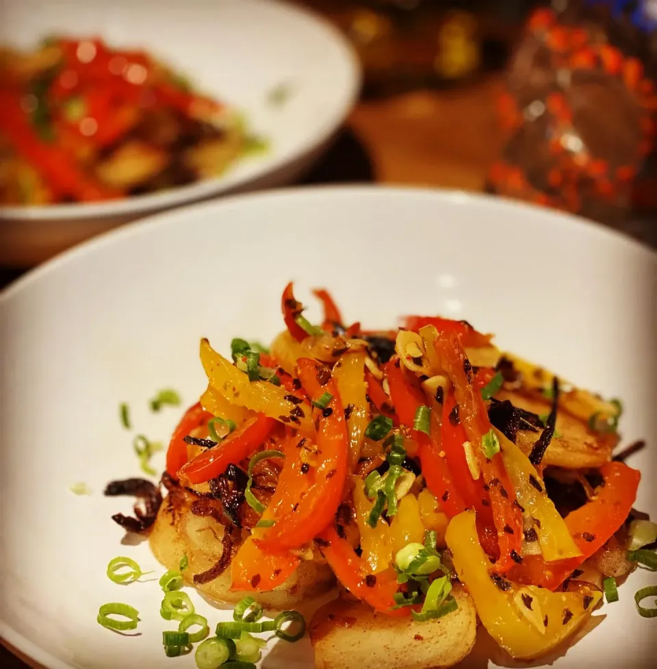 Cajun Fried Cod Fillets served on top of Sliced Sweet & Spicy Peppers with Butter Sautéed Potatoes in onions 
#friedcod #potatoes 
#chefemanuel 
#homecooking 
#|Emanuel Hayashiさん