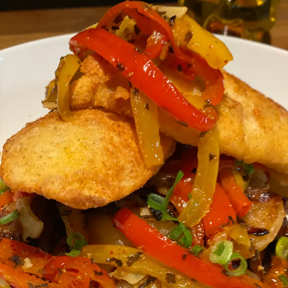 Cajun Fried Cod Fillets served on top of Sliced Sweet & Spicy Peppers with Butter Sautéed Potatoes in onions 
#friedcod #potatoes 
#chefemanuel 
#homecooking 
#|Emanuel Hayashiさん