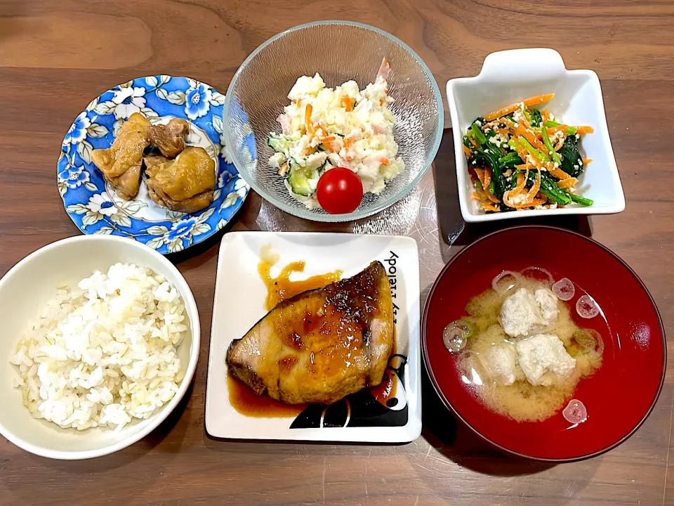 Snapdishの料理写真:鰤の照り焼き　つみれ汁　ほうれん草の白和え　ポテトサラダ　鶏モモのりんごジュース煮|おさむん17さん