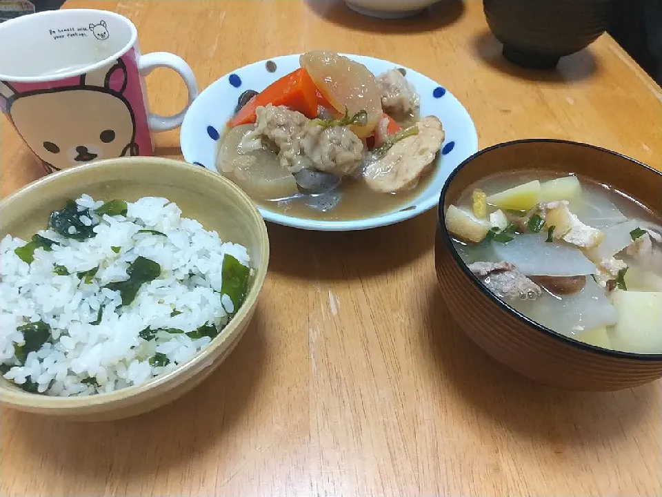 Snapdishの料理写真:おでん
わかめご飯
豚汁|ことみんさん