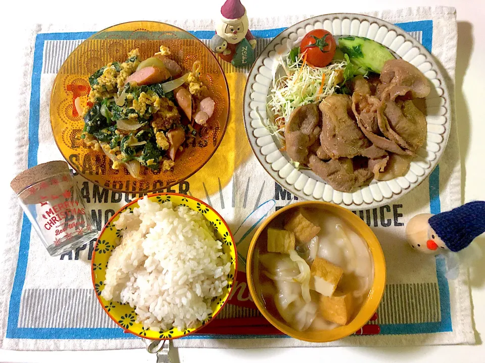 ✳︎豚肉の生姜焼き✳︎ほうれん草とウィンナーの卵炒め✳︎餃子スープ✳︎もち麦ごはん|syamさん