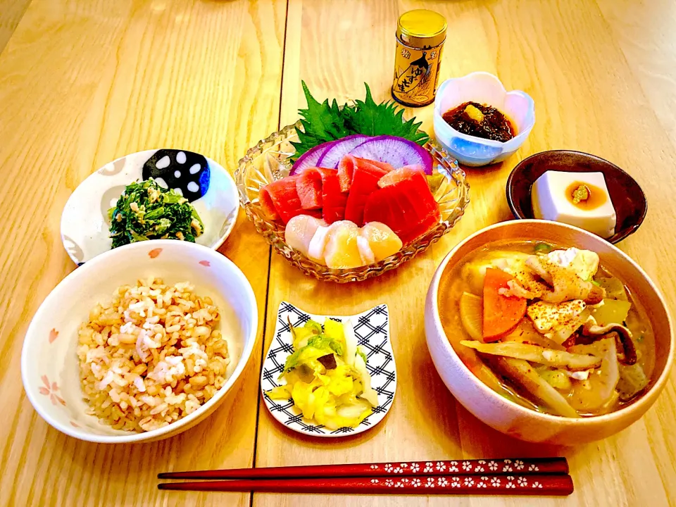 Snapdishの料理写真:今日の夕食　中トロとホタテのお刺身　豚汁　カブの葉とツナの柚子胡椒マヨポン　もずく酢　胡麻豆腐　白菜の昆布漬け|ふわ猫はなちゃんさん