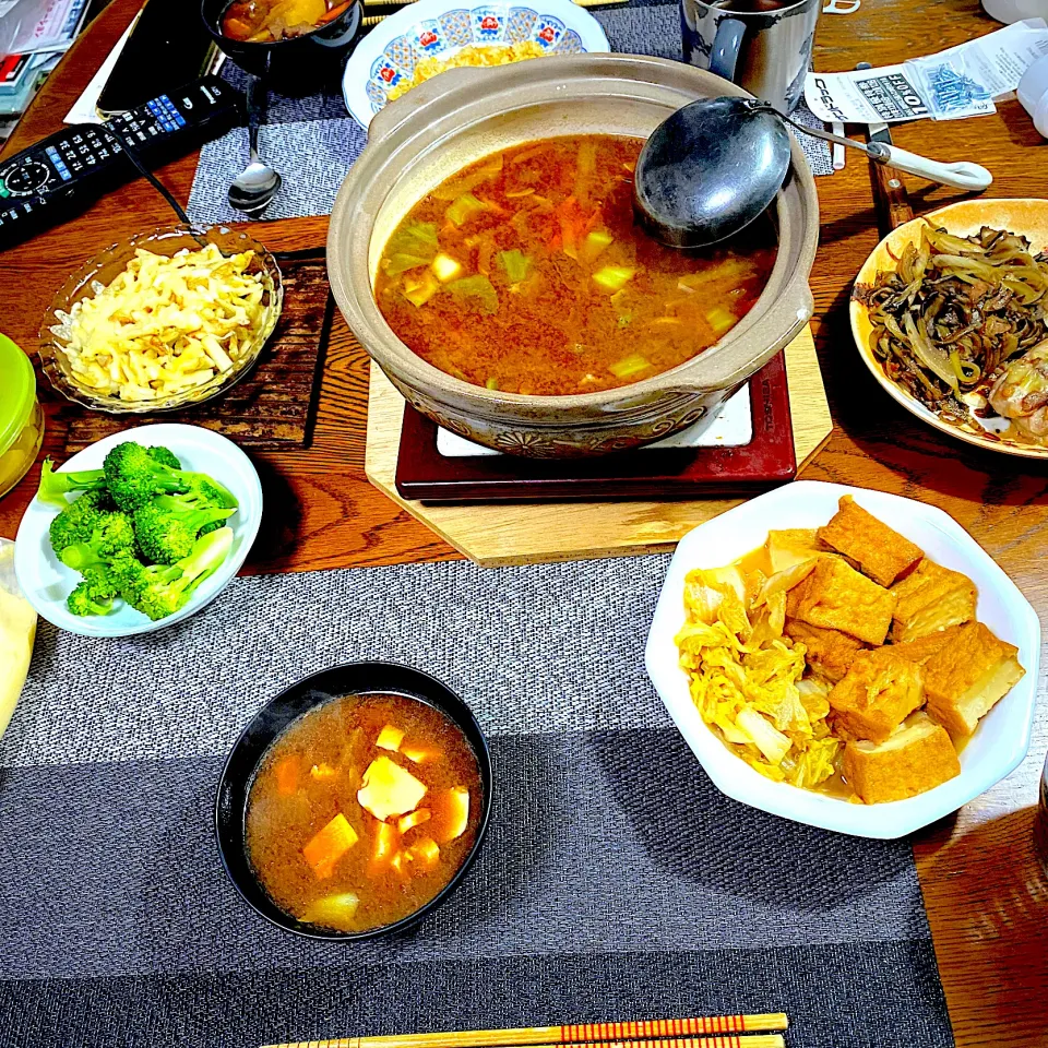 豚汁、白菜と厚揚げの煮物、ポテトチーズ焼き、ブロッコリー、鶏もも肉チーズ焼き、炒飯、常備菜、漬物|yakinasuさん