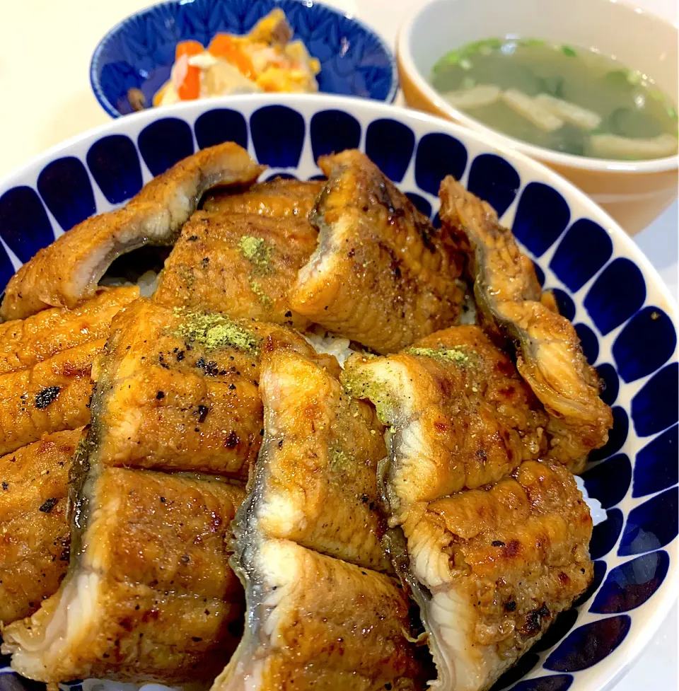 夜ご飯😬鰻丼、高野豆腐の卵とじ、お味噌汁|とまこ(*^o^*)さん