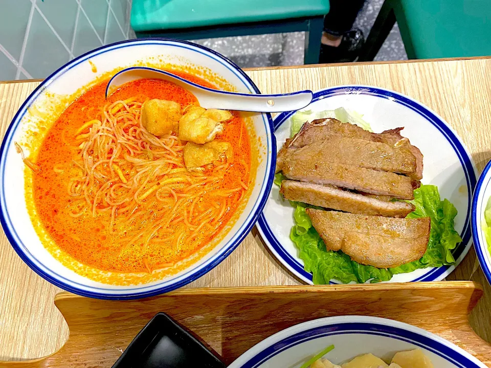 Lemongrass pork chop served with laksa|skyblueさん