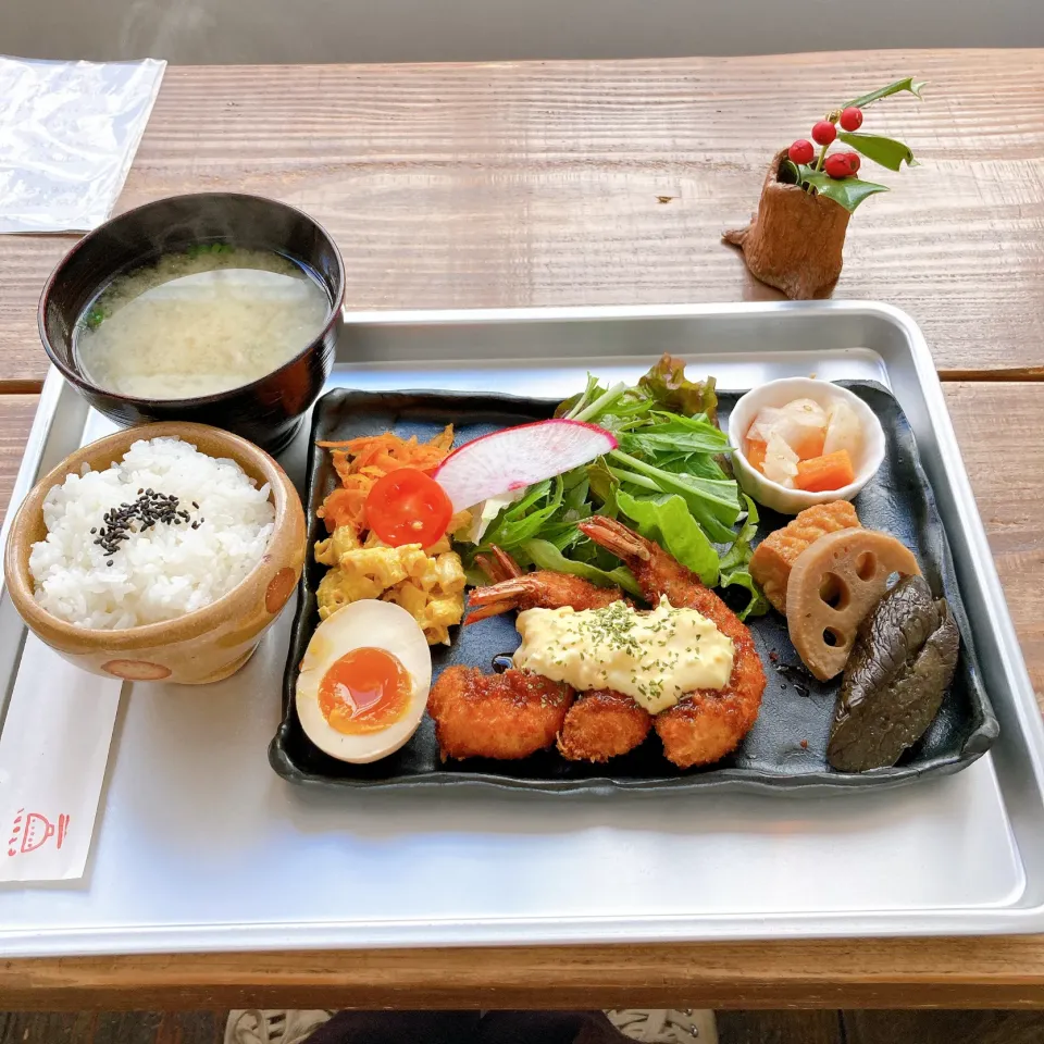 Snapdishの料理写真:海老フライのランチプレート🍤🥚🥢|ちゃみこさん