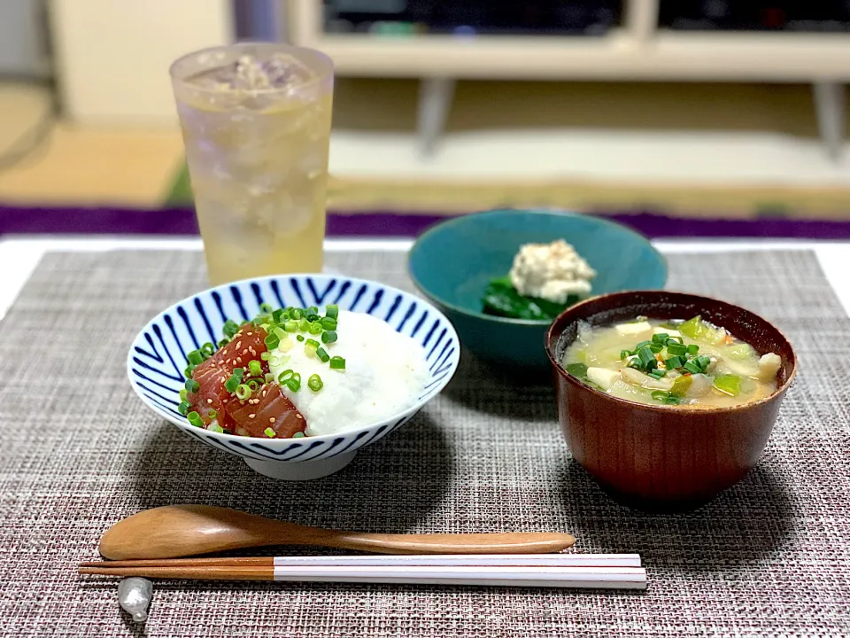 ばんごはん。マグロの山かけ丼、ほうれん草の白和え、野菜たっぷり肉団子のお味噌汁。|yukiさん