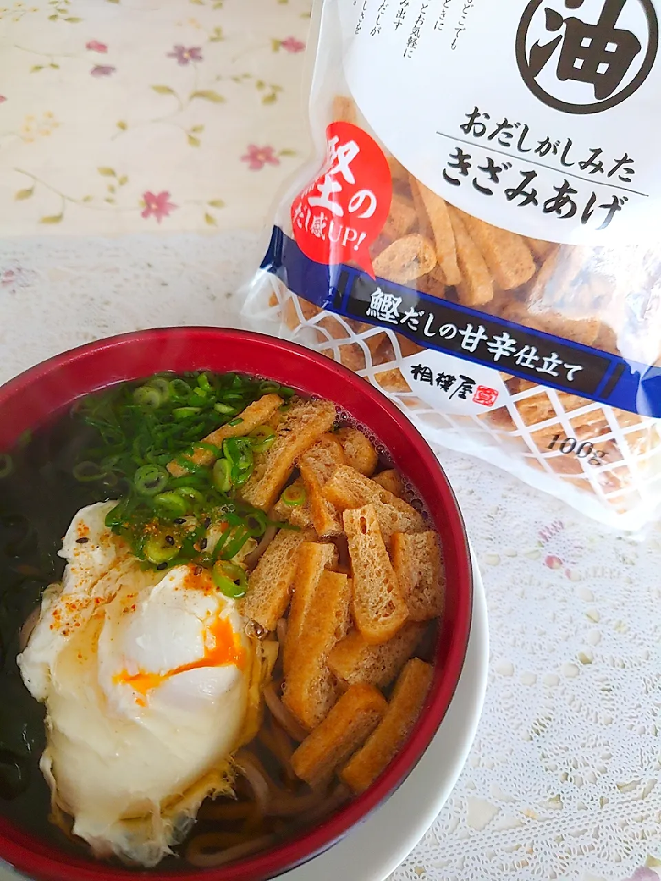 Snapdishの料理写真:冷えますね　
刻み蕎麦で早めランチです

温玉トッピング
最近見つけた、おだしがしみた
きざみあげを大量に😊|🍒ふみりん🍒さん