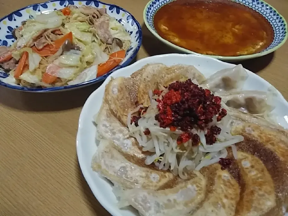 今日の晩ごはん🥢

🔅焼き餃子(食べるラー油＋ポン酢)
🔅焼きビーフン
🔅かに玉
🔅ﾏﾝﾅﾝﾋｶﾘ雑穀ごはん|まひろさん