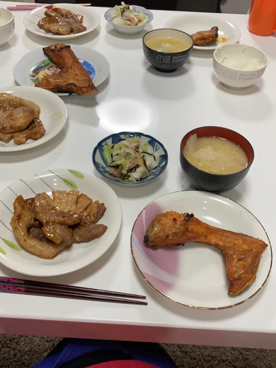 晩御飯♪( ´θ｀)🌟鮭かま🌟とんてき🌟白菜とツナの浅漬けサラダ🌟みそ汁（白菜、大根）みそ汁は、以前プレゼントで貰ってから、それ以外の味噌が使えない(〃ω〃)白菜は、塩揉みして、塩抜き、水切りしてから、塩昆布、ツナ、酢で和えただけ。|Saharaさん