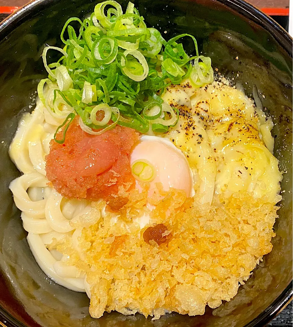 Snapdishの料理写真:明太炙りチーズの釜玉うどん 讃岐製麺|すくらんぶるえっぐさん