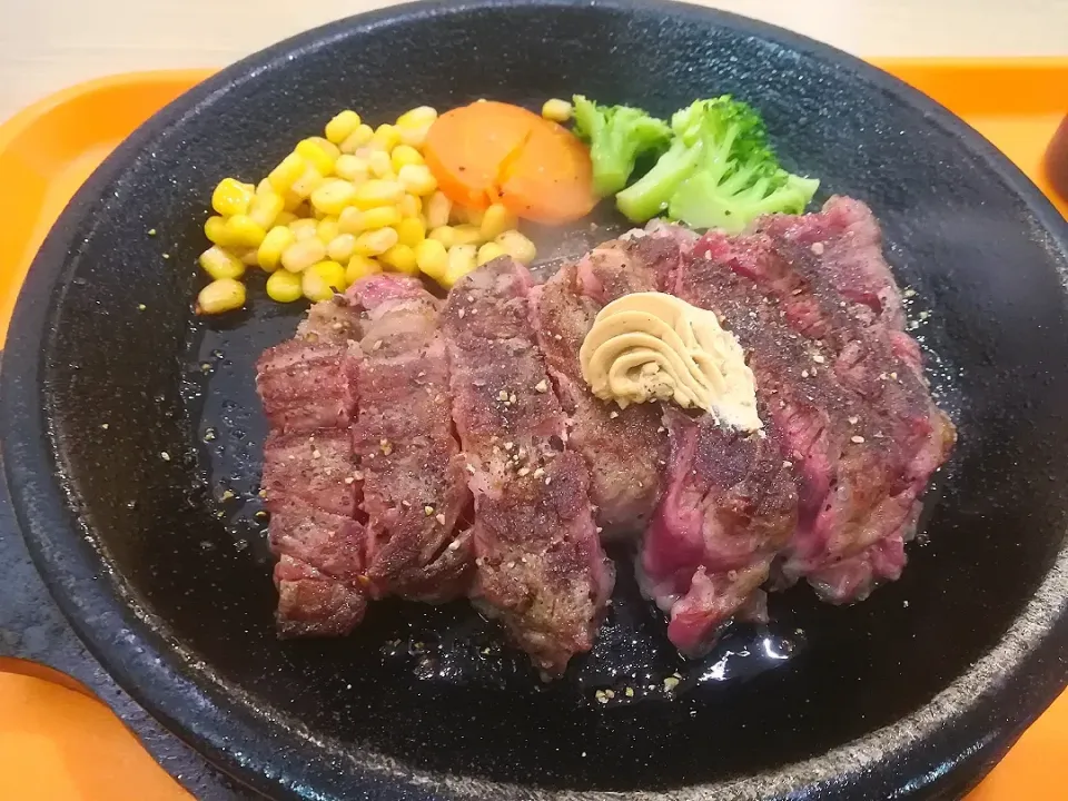 初めてのいきなりステーキ✨
250gいってみた♪
肉しっかり、うまぁ✨|深夜特急fさん