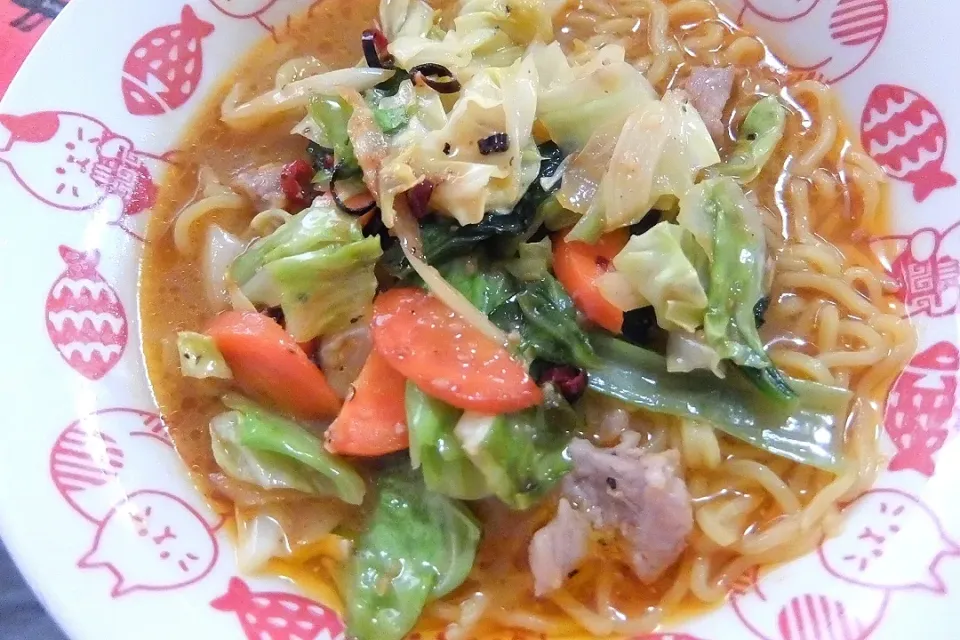 お昼は袋ラーメンに野菜炒め乗せ😎
ニンニクと唐辛子効いてウマウマ🍀|深夜特急fさん