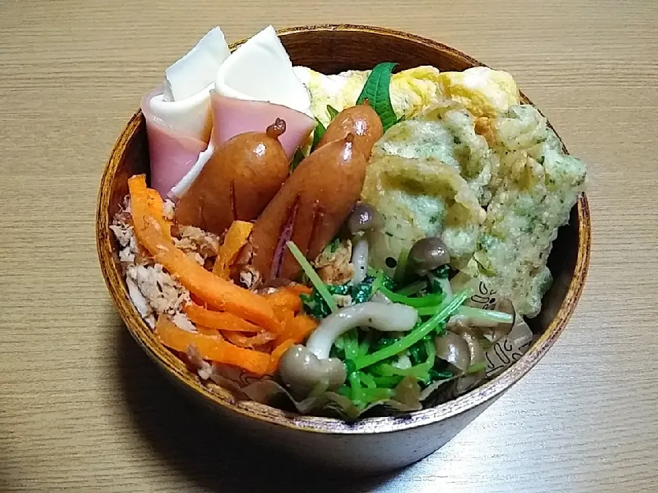 Snapdishの料理写真:2021年12月6日

本日の旦那さんのお弁当はのり弁

🔅だし巻き卵
🔅ちくわの磯辺揚げ
🔅豆苗としめじのバター醤油炒め
🔅人参しりしり
🔅ウインナーソテー
🔅ハムとチーズのグルグル🌀🌀|まひろさん