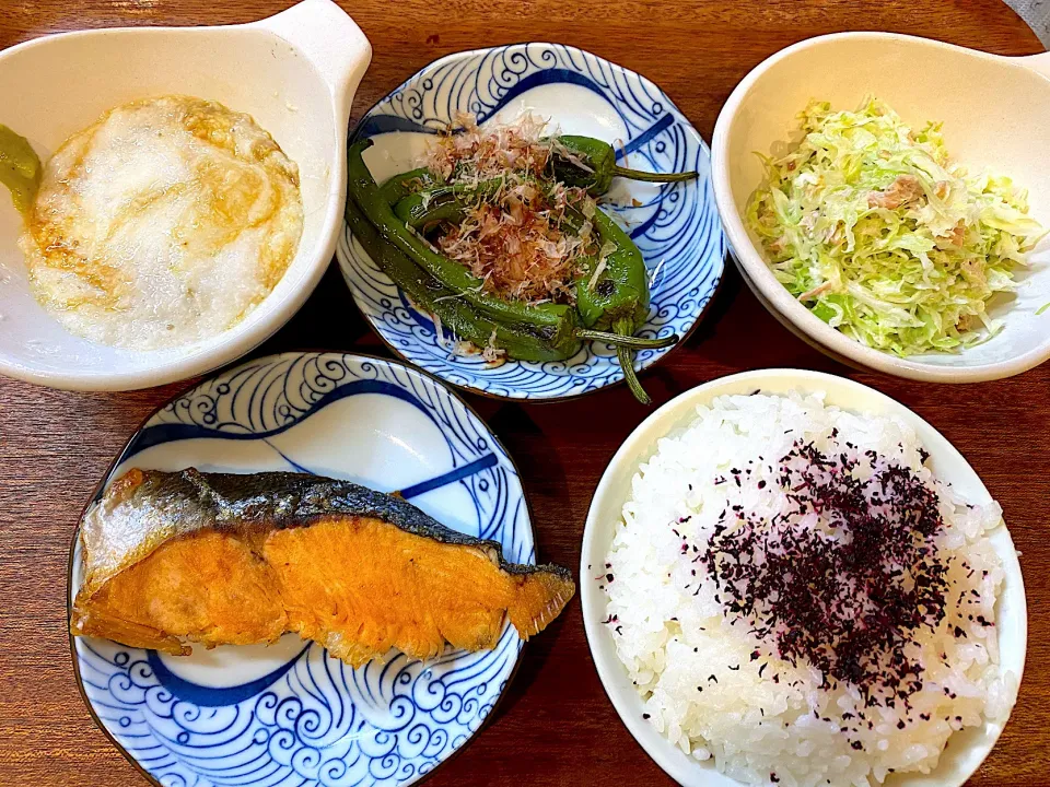 鮭とししとうと山芋🍚|かおちゃんさん