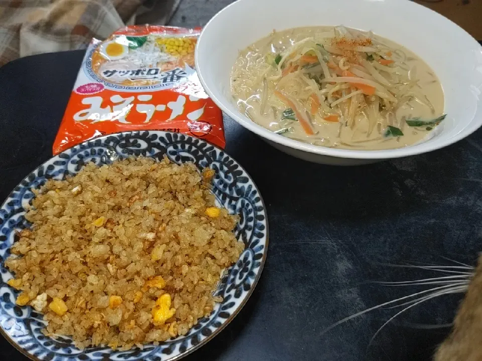 夜勤明け高井戸のとあるラーメン屋を思い出しサッポロ一番みそラーメンで牛乳味噌ラーメンをアレンジ・炒飯|Tarou  Masayukiさん