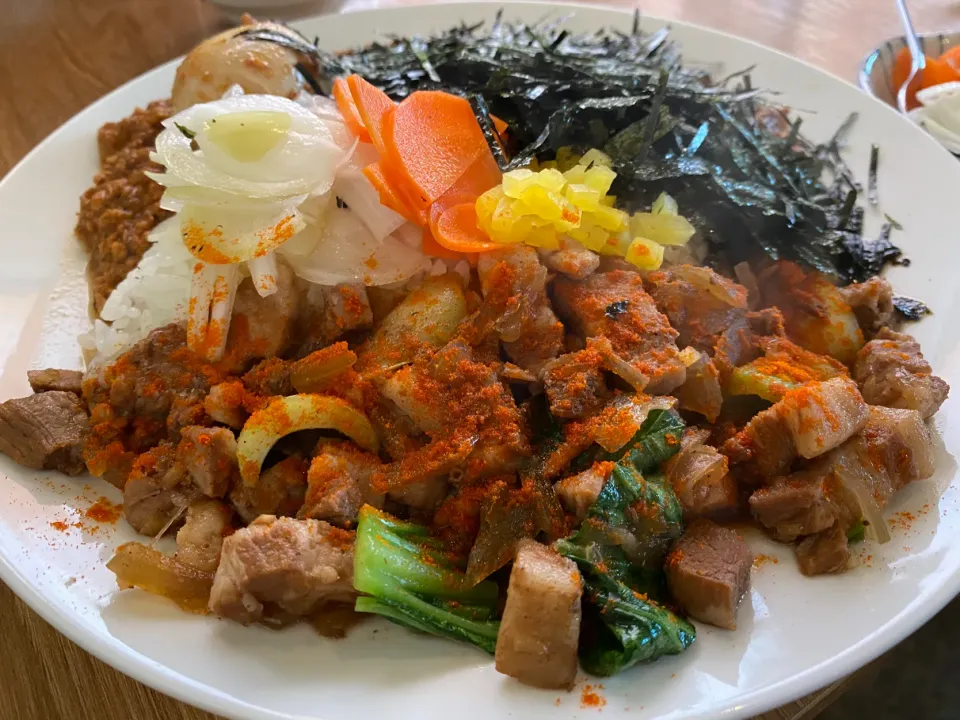 ピリ辛ルーローハンと極辛キーマクラシックのりだくあいがけ🇹🇼🍛🔥味玉トッピング🥚ピクルスマシマシ🥒|buhizouさん