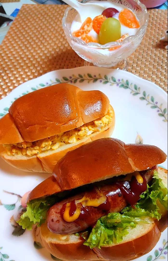 ソーセージドック、卵サンドで朝ご飯🌅|ポチさん