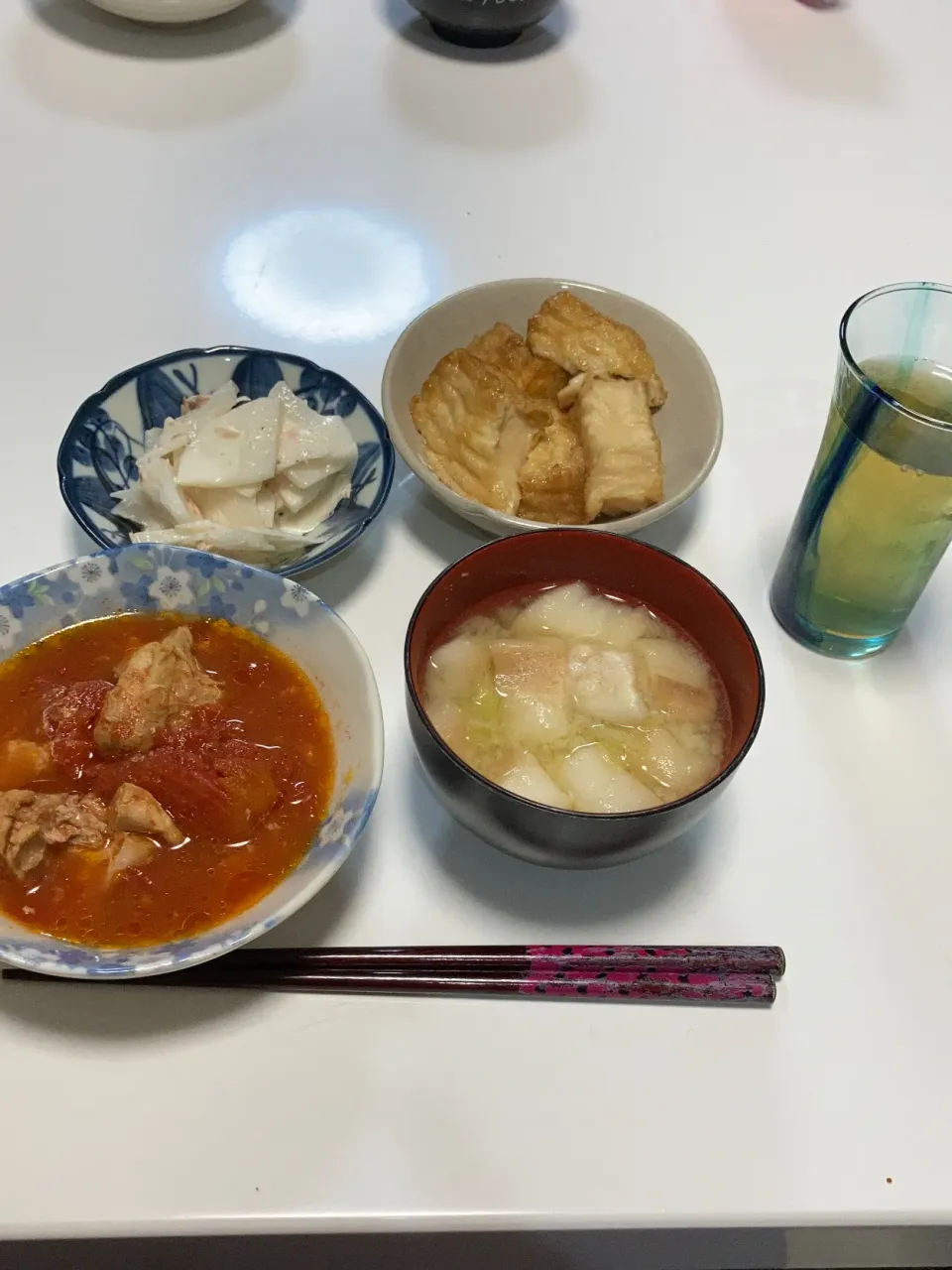 晩御飯。今日は朝から1番下の娘が微熱で学校お休み。母はリズムを崩されて、イライラで頭痛が(´༎ຶོρ༎ຶོ`)🌟厚揚げの生姜煮🌟ツナマヨ大根サラダ🌟鶏ももトマト煮🌟みそ汁（キャベツ、麩）|Saharaさん