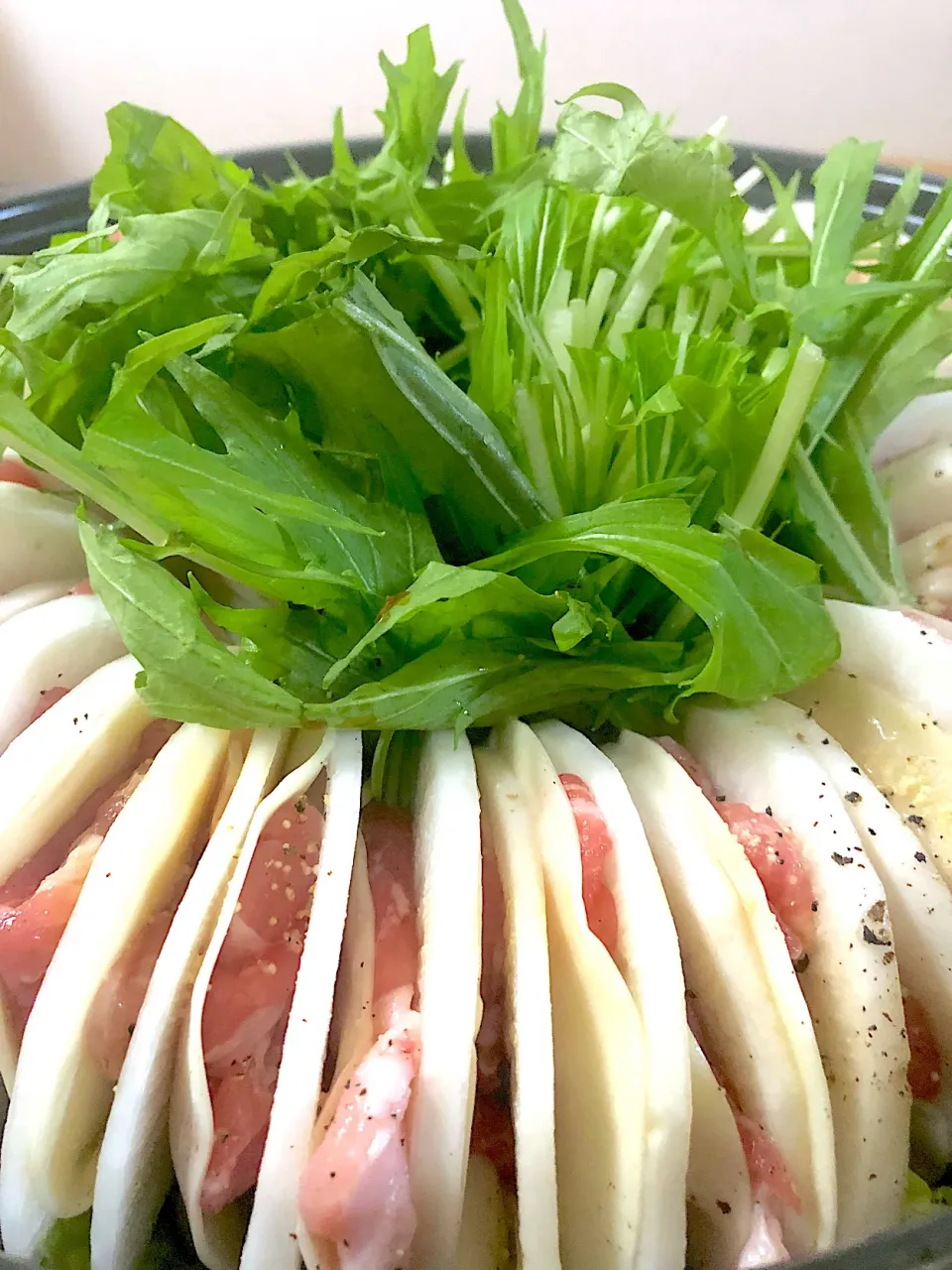 大根・豚バラ・餃子の皮鍋🥘|ふみぃさん