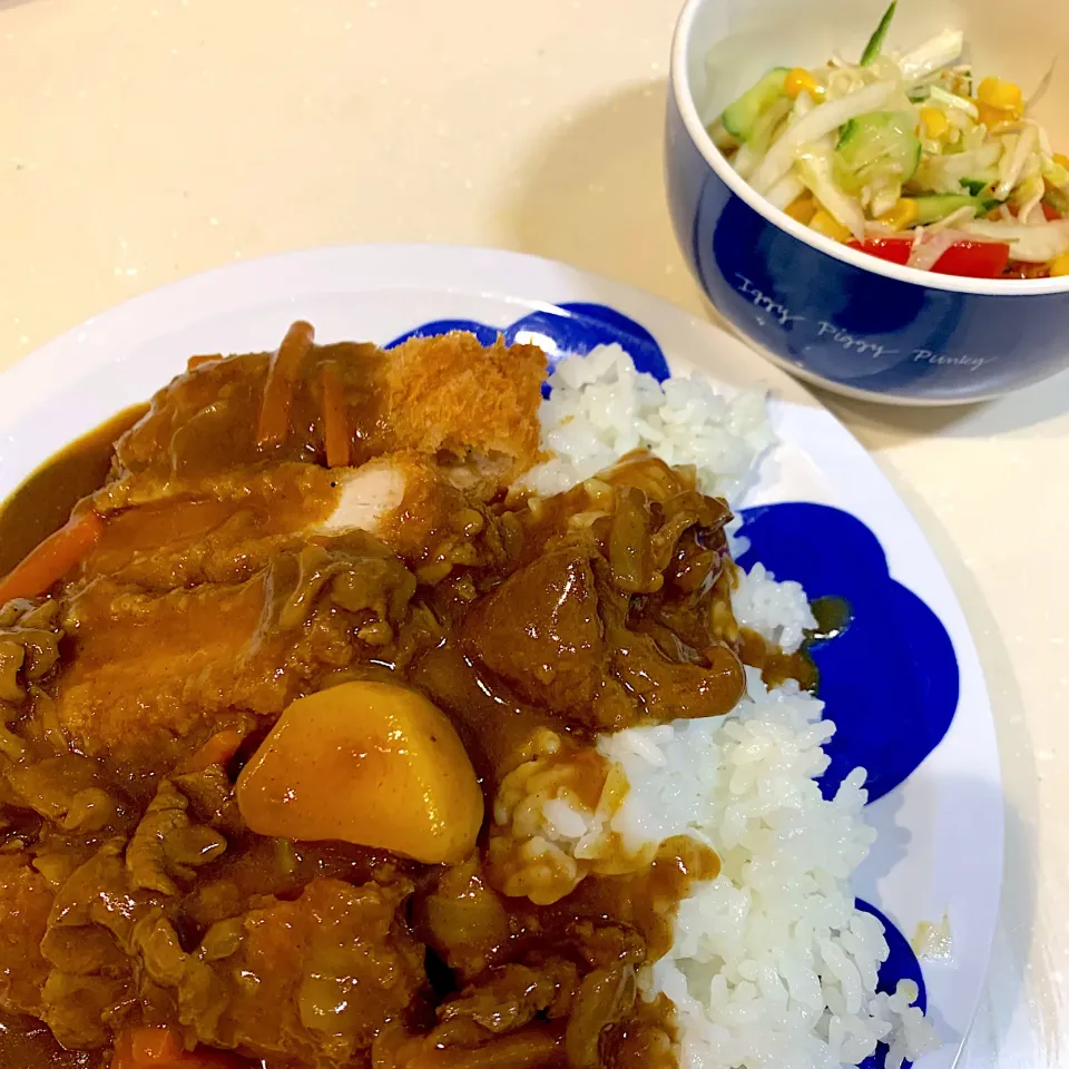 夜ご飯😄サラダ、カツカレー|とまこ(*^o^*)さん