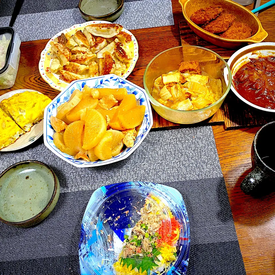 Snapdishの料理写真:鯵丼残り、大根と鶏肉煮物、餃子、スペイン風オムレツ残り、ポテサラ残り、常備菜、漬物|yakinasuさん