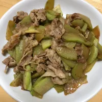 Snapdishの料理写真:せんなりうりと豚バラ肉の炒め物|つわぶきさん