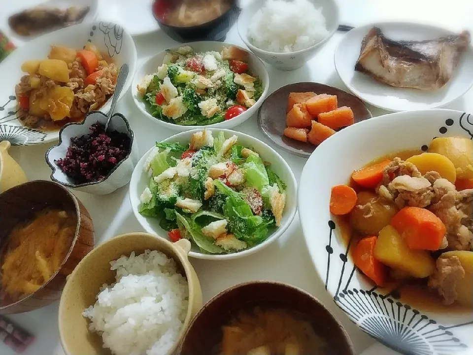 夕食(*^^*)
肉じゃが
ブリカマ焼き
シーザーサラダ🥗
明太子
梅ひじき
お味噌汁(大根、油揚げ)|プリン☆さん