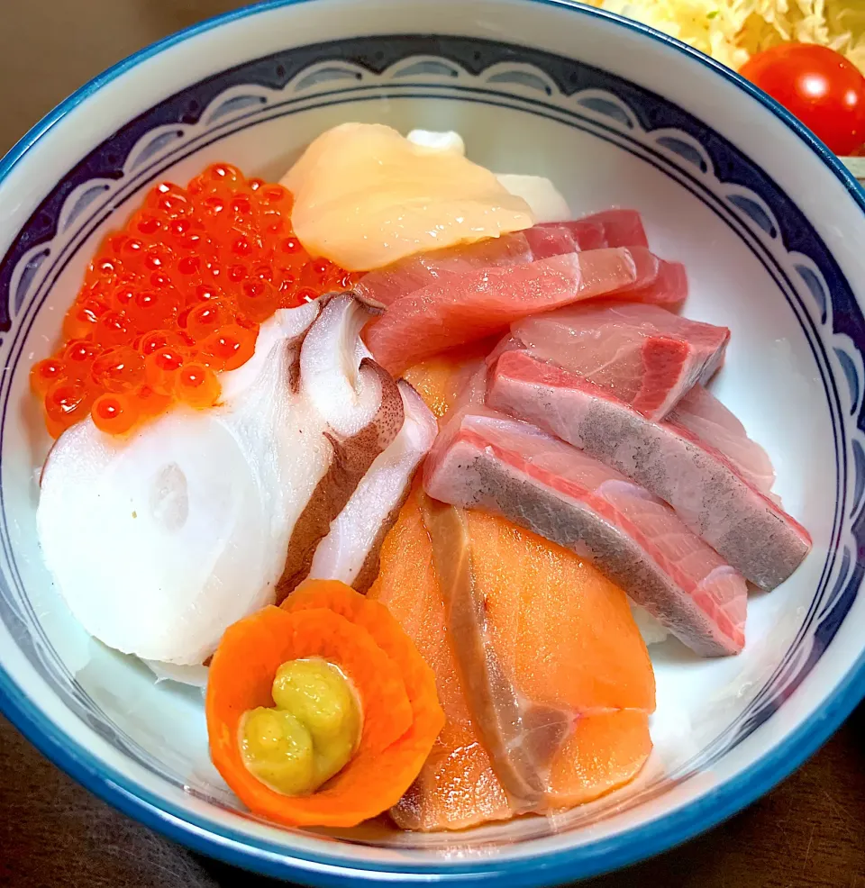 Snapdishの料理写真:ただいま〜の海鮮丼🎶|がおりんさん