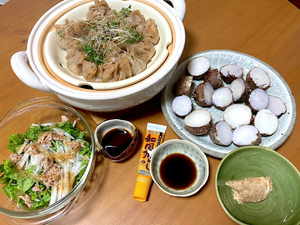 Snapdishの料理写真:全粒粉で作った皮でシューマイ❤️蒸し里芋(麦味噌で)❤️大根のサラダ🥳|さくたえさん