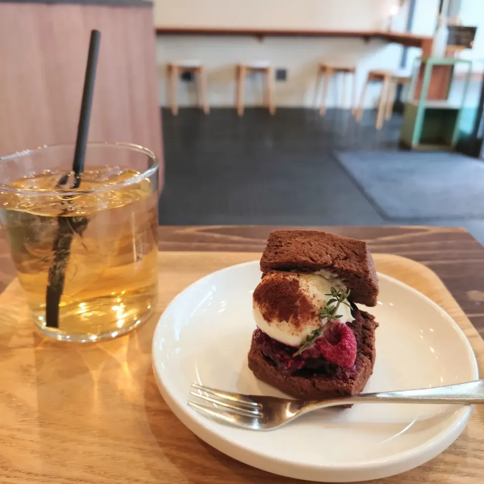 Snapdishの料理写真:【Cafe☕】
ティラミスショコラベリーのスコーンサンド
ハーブティー|Rie*さん