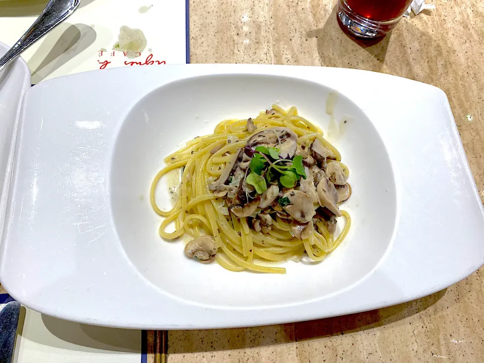 Snapdishの料理写真:Linguine with forest mushrooms in truffle cream sauce|skyblueさん