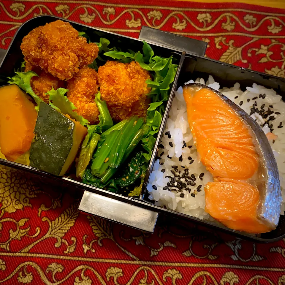 鶏フライと、南瓜の煮物と、ほうれん草の胡麻和えと、焼き鮭弁当|もえさん