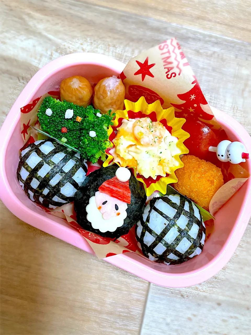 年少弁当🍱サンタおにぎり🎄|mari＊yuakitoさん