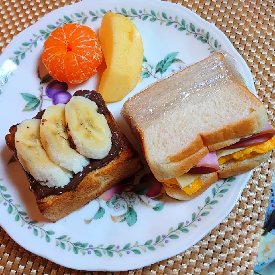 ミニ食パンでヌテラ＆バナナ、ハムチーズ卵サンドで朝ご飯🌅|ポチさん