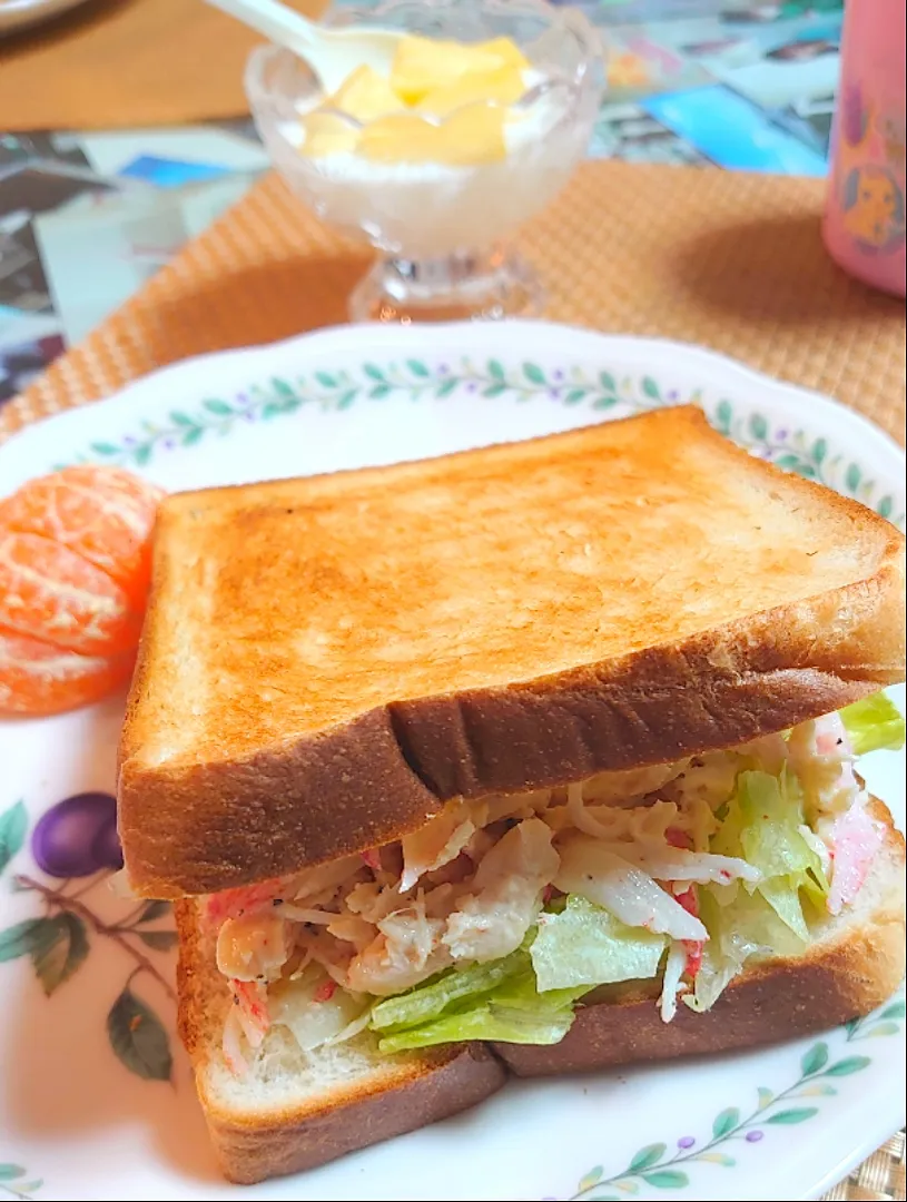 Snapdishの料理写真:超熟4枚切りにレタス、カニカマ、鶏のサラダ和えでサンドイッチ朝ご飯🌅|ポチさん