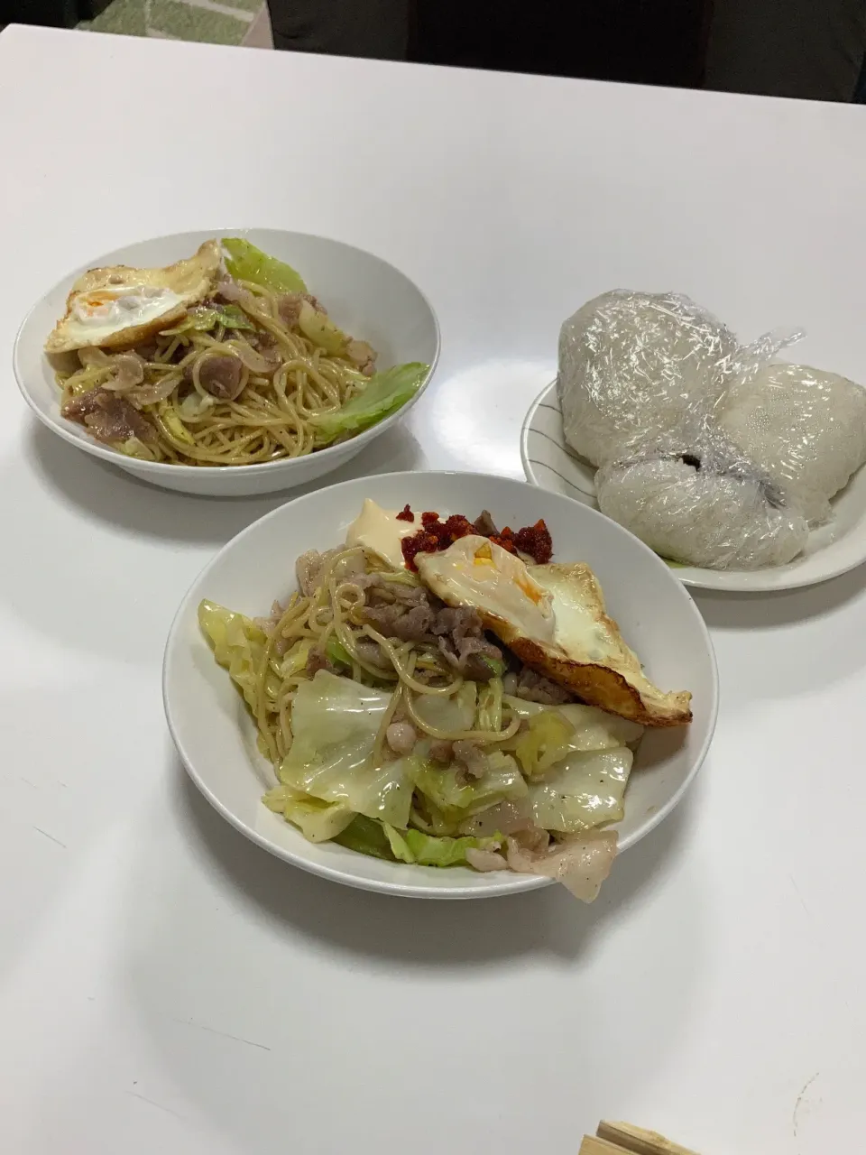 お昼ごはん。🌟塩焼きそば🌟塩昆布のおにぎり。母1人なら、朝グラノーラに昼バターロール１個とコーヒー。とかですが。子供が1人でも居ると、作るハメに…冬休みが恐怖(´༎ຶོρ༎ຶོ`)|Saharaさん