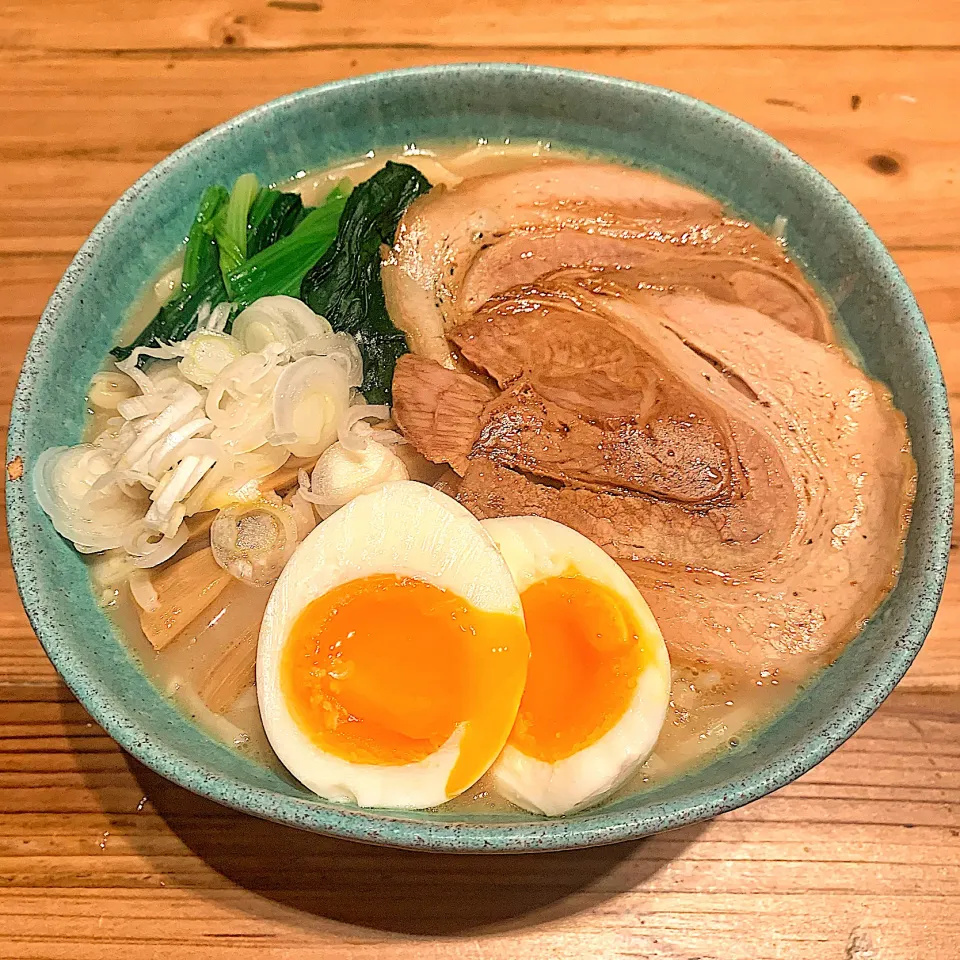 Snapdishの料理写真:お家で製麺して鳥と豚骨の出汁でラーメン作りました🍜一つ前の投稿に製麺up|fucucoさん