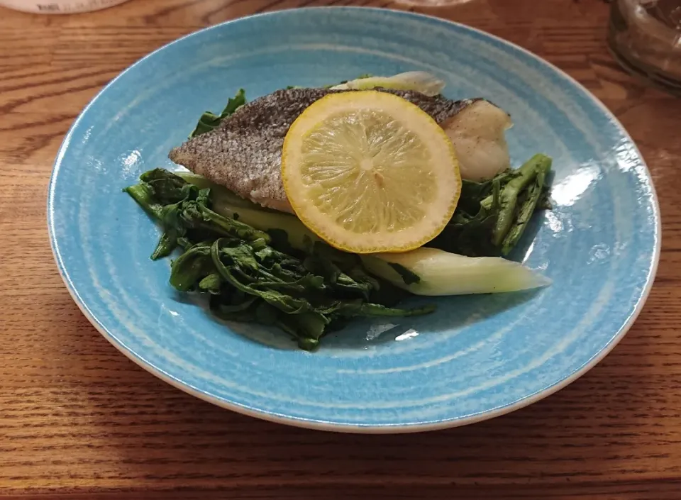 Snapdishの料理写真:たらのレンジで酒蒸し
ネギと春菊と一緒に～|ガララさん