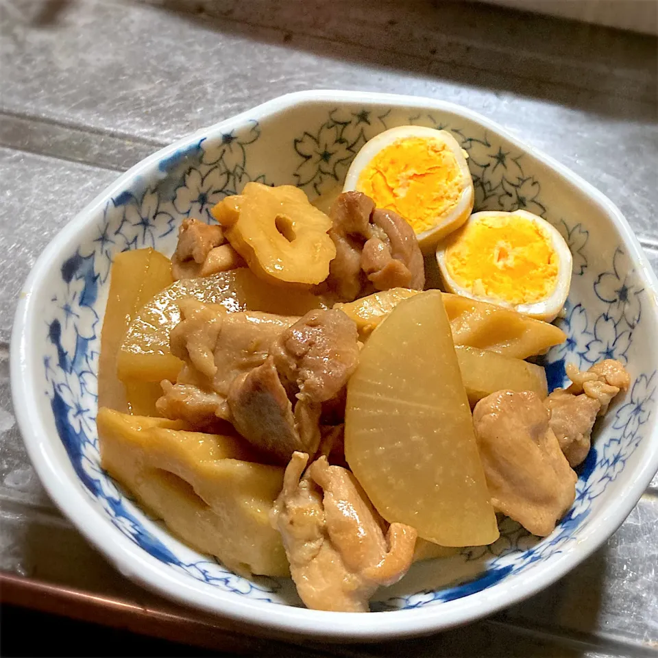 Snapdishの料理写真:今夜は、鶏肉と大根の甘辛煮を頂きました。ちくわぶと卵を加えて、ボリュームたっぷりです😋👍🎵|ギムレットさん