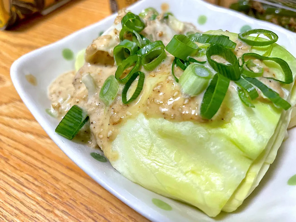 キャベツを蒸してにんにく醤油マヨとすりごまをかけたおつまみ|あみすけさん