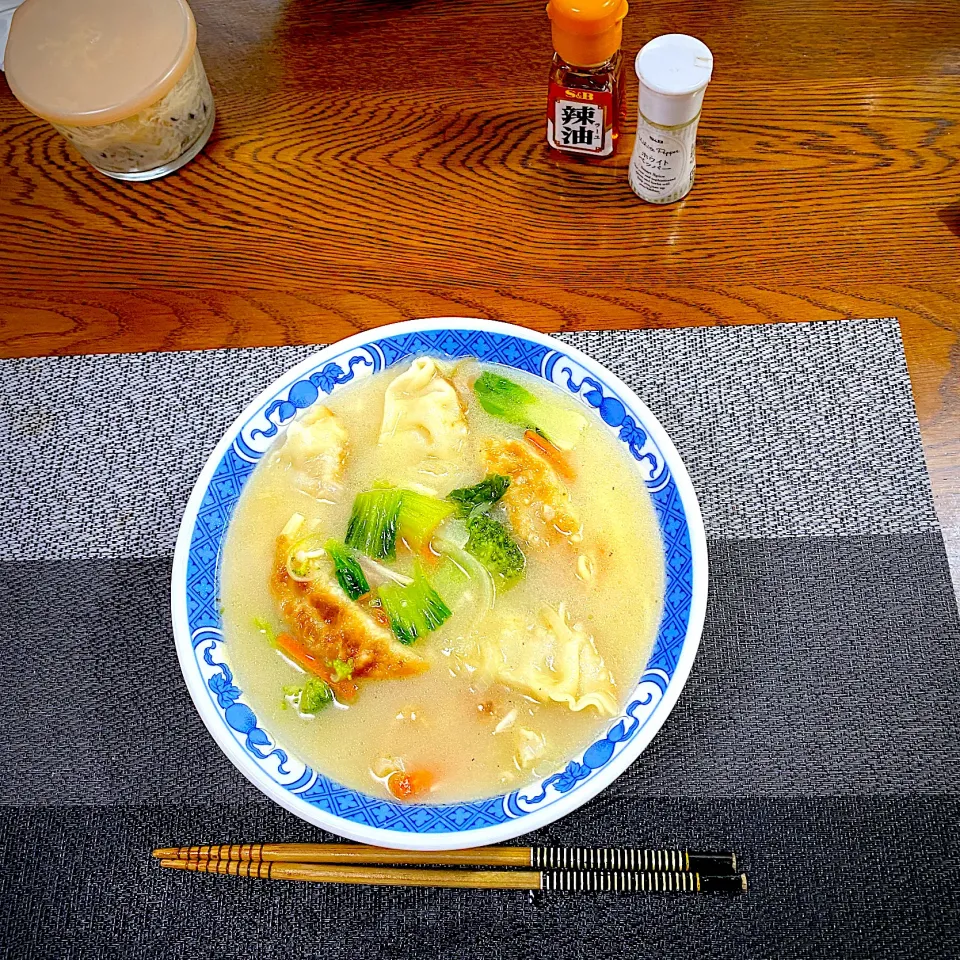 Snapdishの料理写真:豚骨ラーメン|yakinasuさん