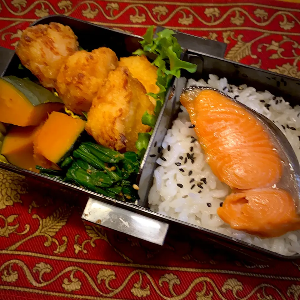 鶏の唐揚げと、南瓜の煮物と、ほうれん草の胡麻和えと、焼き鮭弁当|もえさん