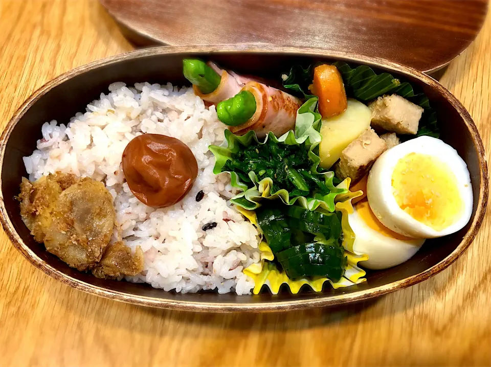 サラ弁　　　　　　　　　　　　　　　　　　シシトウのベーコン巻き　春菊お浸し　胡瓜の酢物　豚ロースとじゃがいもの煮物　茹で卵　生姜のおかか和え|じゅんさんさん