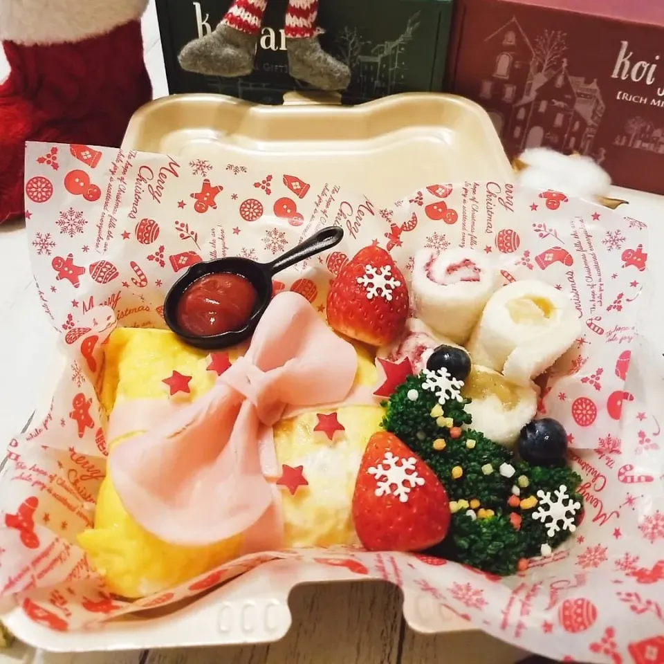 今日のお弁当。
プレゼントオムライス🎄🎁|yoshiyoshiさん