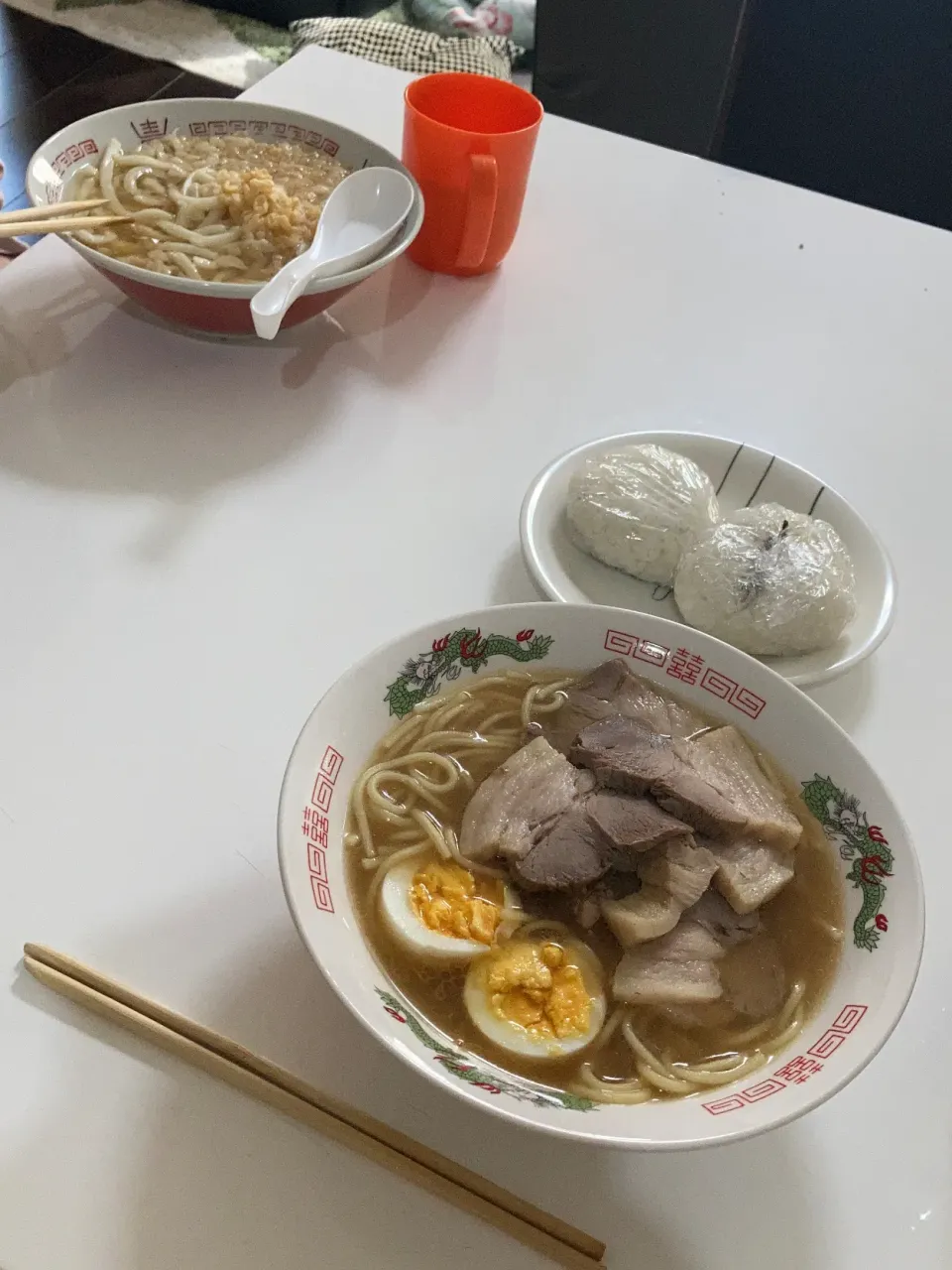 今日のお昼ごはん。娘は天かすうどん。母は味噌ラーメン。自家製焼豚とゆで卵のトッピング。塩昆布のおにぎり。冬休み前やけど、もう、お昼ごはん作るの面倒くさい(´༎ຶོρ༎ຶོ`)|Saharaさん