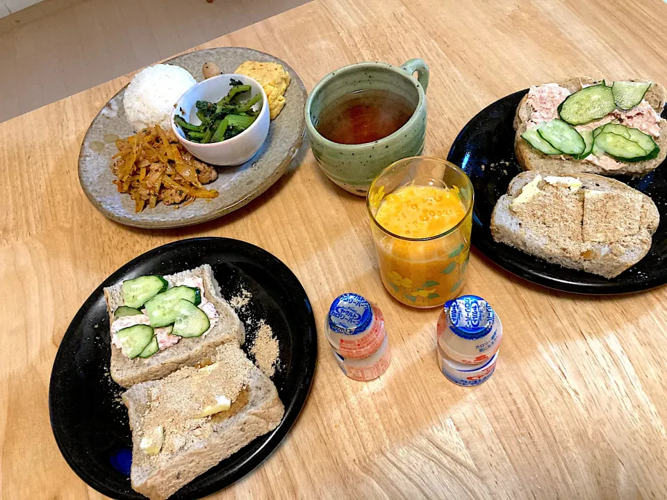 朝焼き胡麻食パン🍞でツナオープンサンドと蜂蜜きな粉バターサンド、生搾りみかん、ヤクルト❤️旦那さんお弁当オカズでmyランチプレート😋|さくたえさん